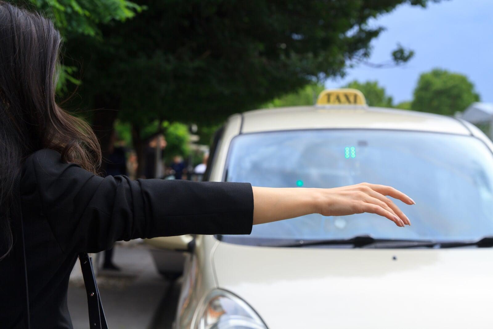 vrouw bevalt in taxi